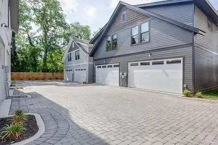 Holiday home Spacious Luxury Twin Homes, Walk To Everything! Nashville
