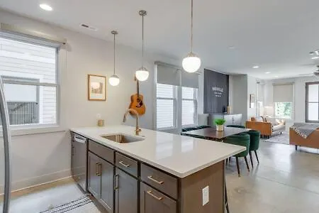 Spacious Luxury Twin Homes, Walk To Everything! Nashville Holiday home